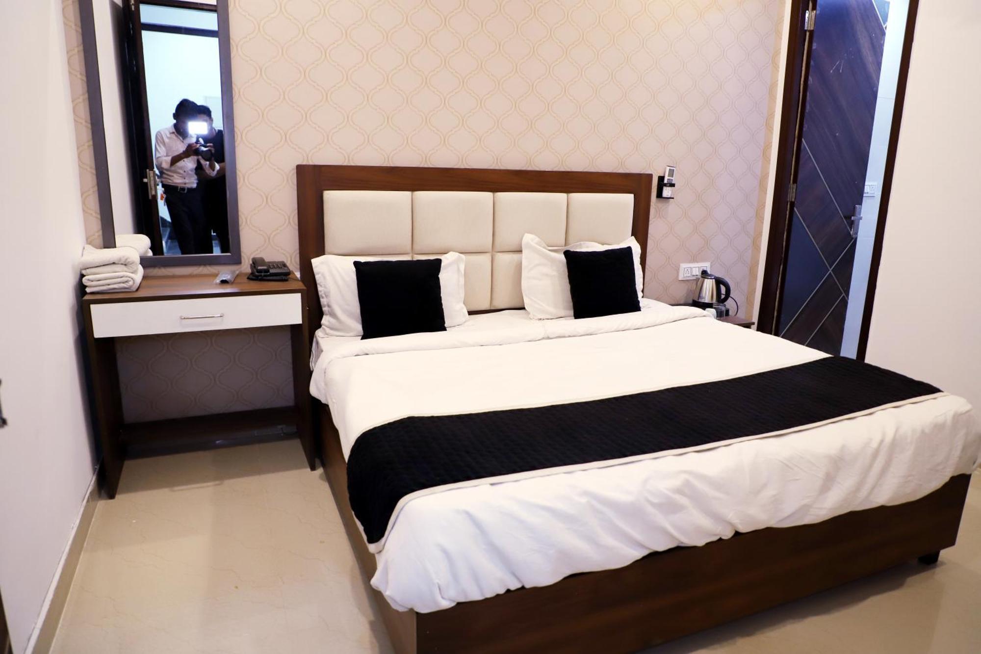 Royal Park Inn Greater Noida Bagian luar foto