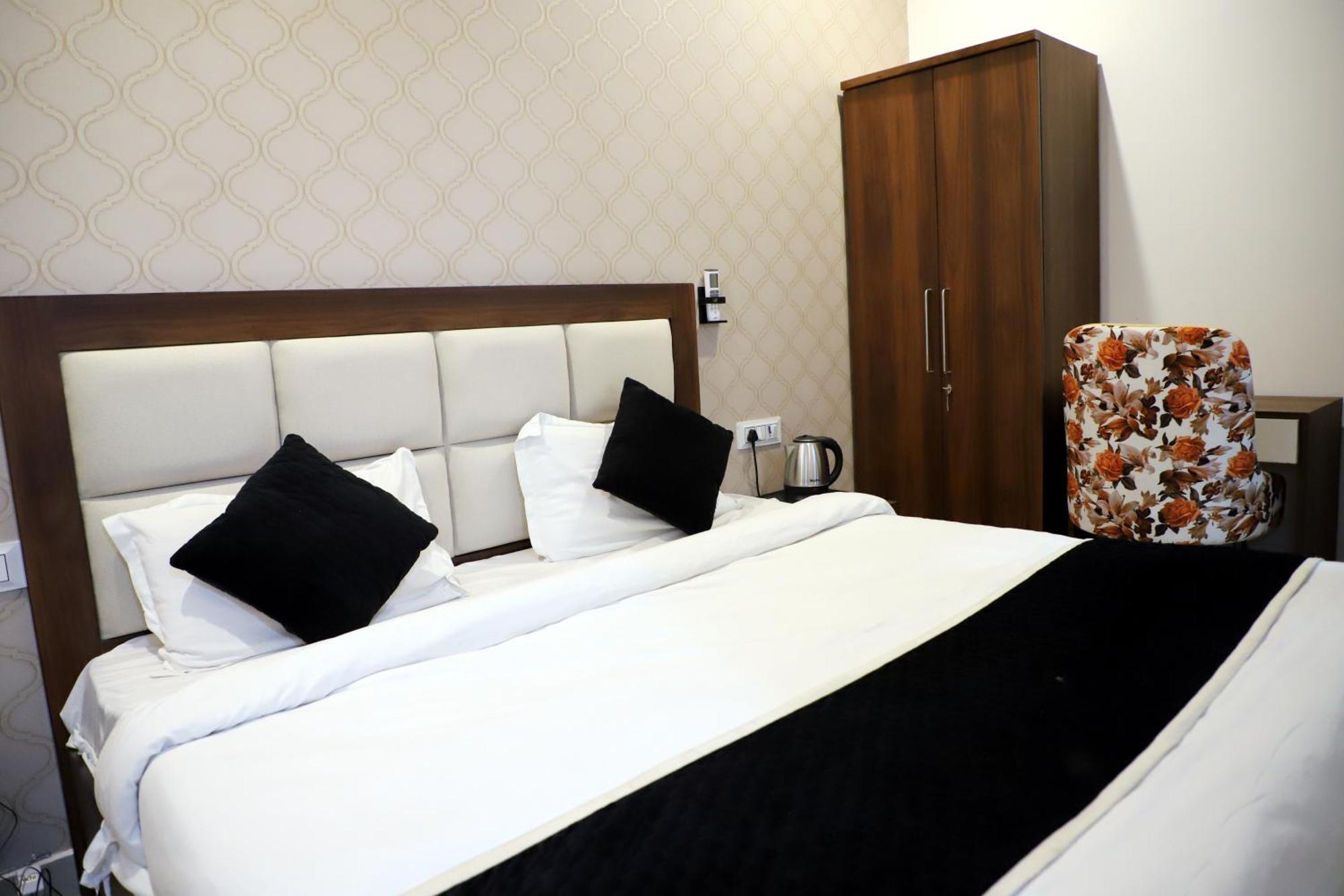 Royal Park Inn Greater Noida Bagian luar foto