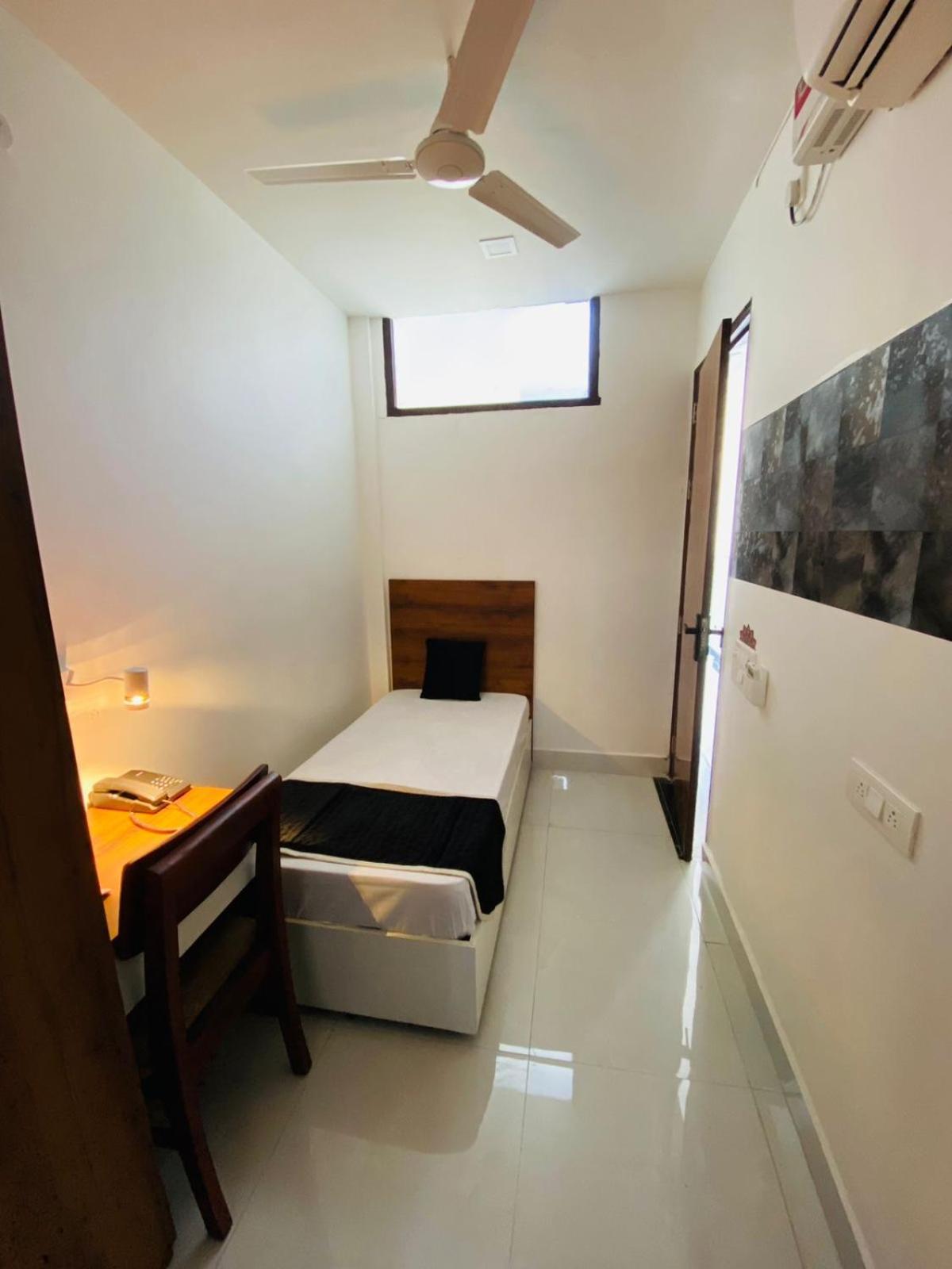 Royal Park Inn Greater Noida Bagian luar foto