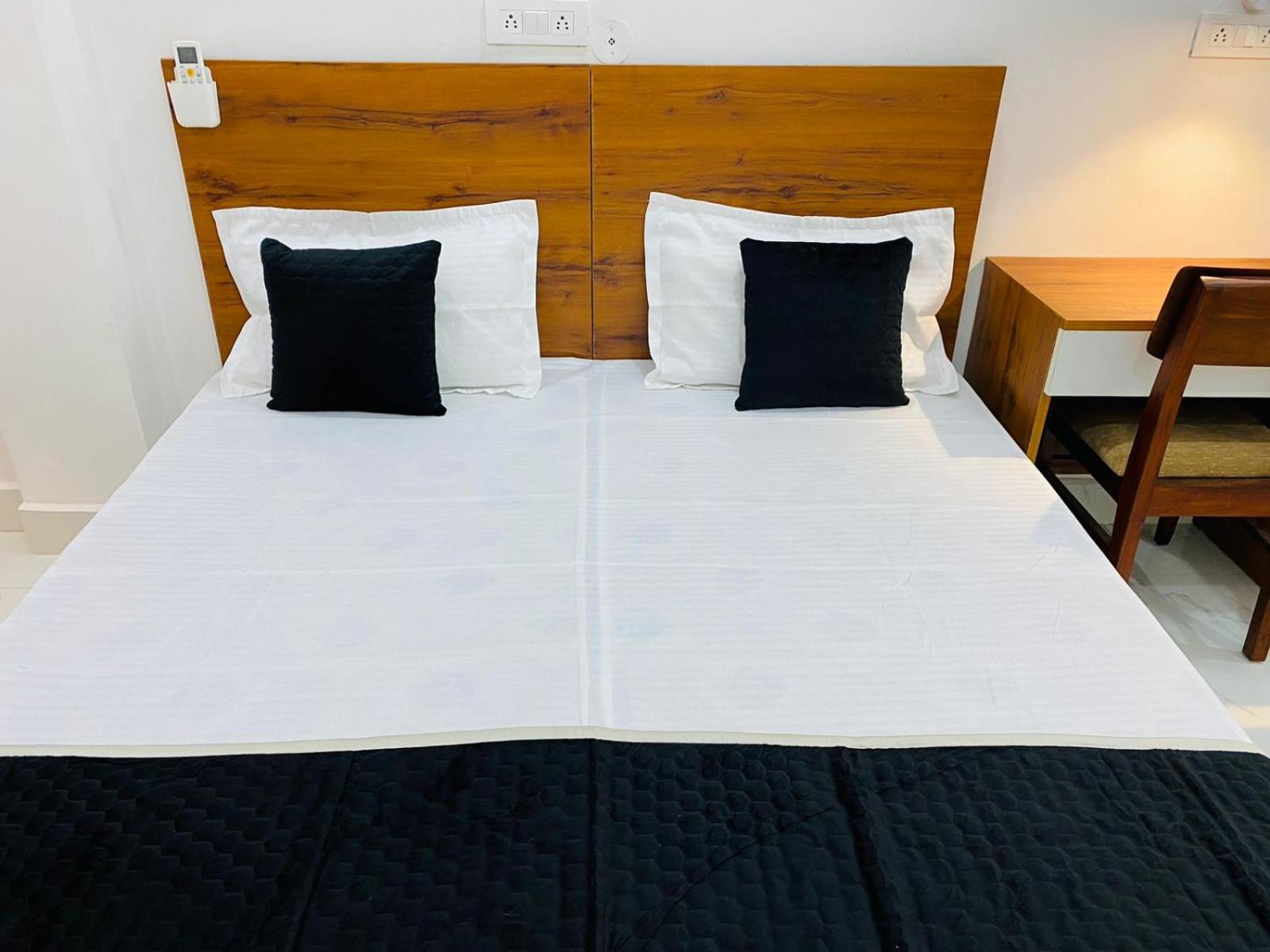 Royal Park Inn Greater Noida Bagian luar foto