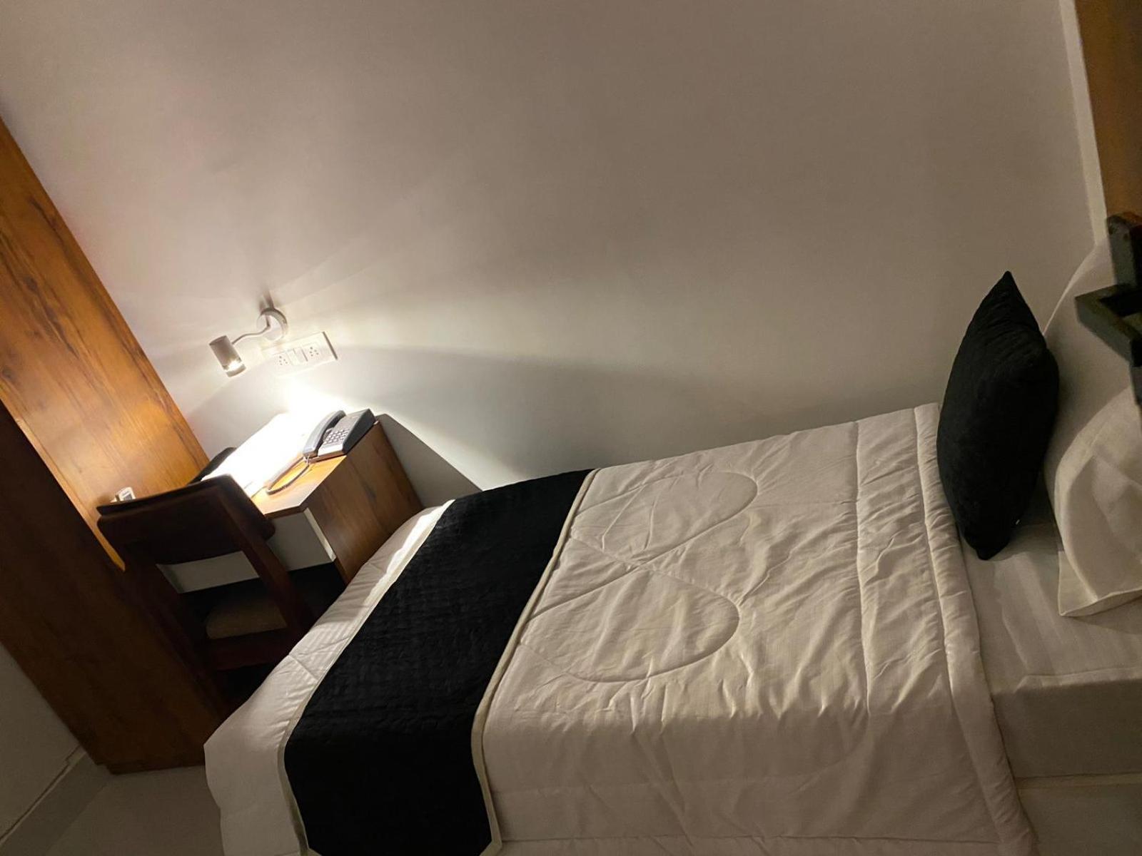 Royal Park Inn Greater Noida Bagian luar foto