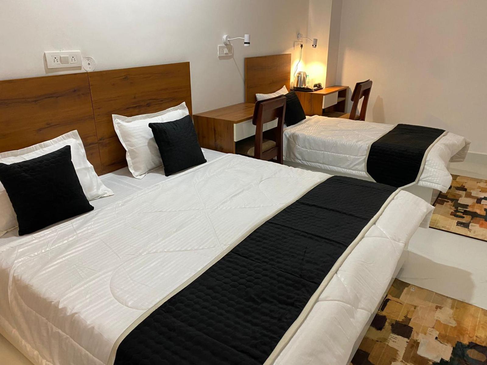 Royal Park Inn Greater Noida Bagian luar foto